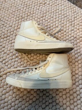 Women’s 7.5 Nike Blazer Mid ‘77 Vintage in Coconut Milk Color